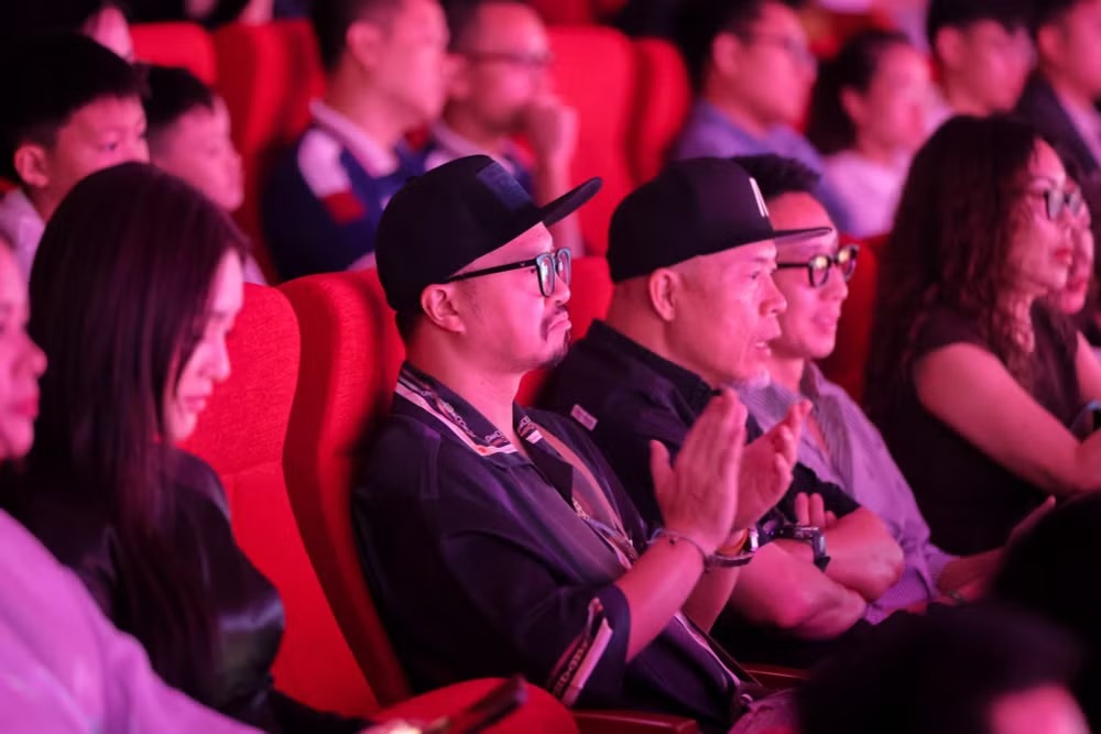 Nhạc sĩ Huy Tuấn và ca sĩ Hà Lê bày tỏ ấn tượng với Vinpearl Theatre, đánh giá cao vai trò tiên phong của Vingroup trong việc xây dựng hạ tầng và các sản phẩm văn hóa du lịch đột phá